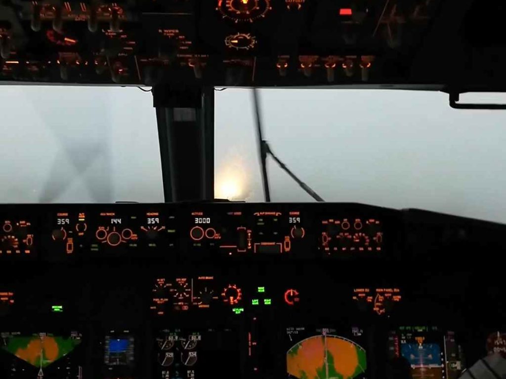 Un avion atterrit pendant une tempête, voici ce que voient les pilotes