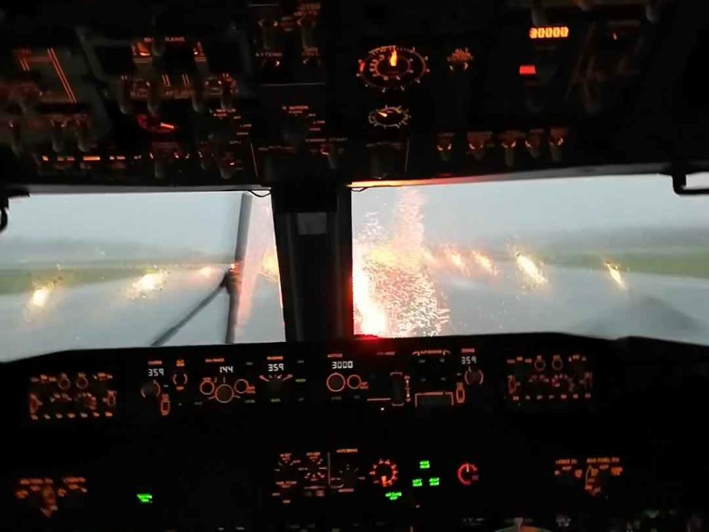 Un avion atterrit pendant une tempête, voici ce que voient les pilotes