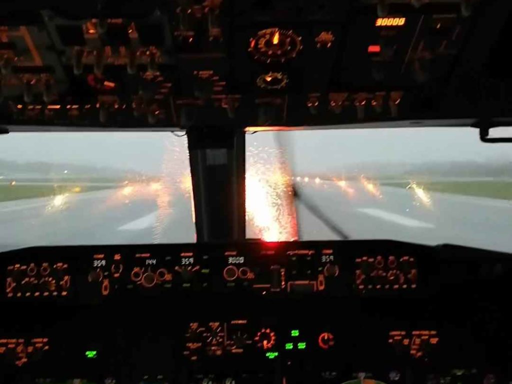 Un avion atterrit pendant une tempête, voici ce que voient les pilotes