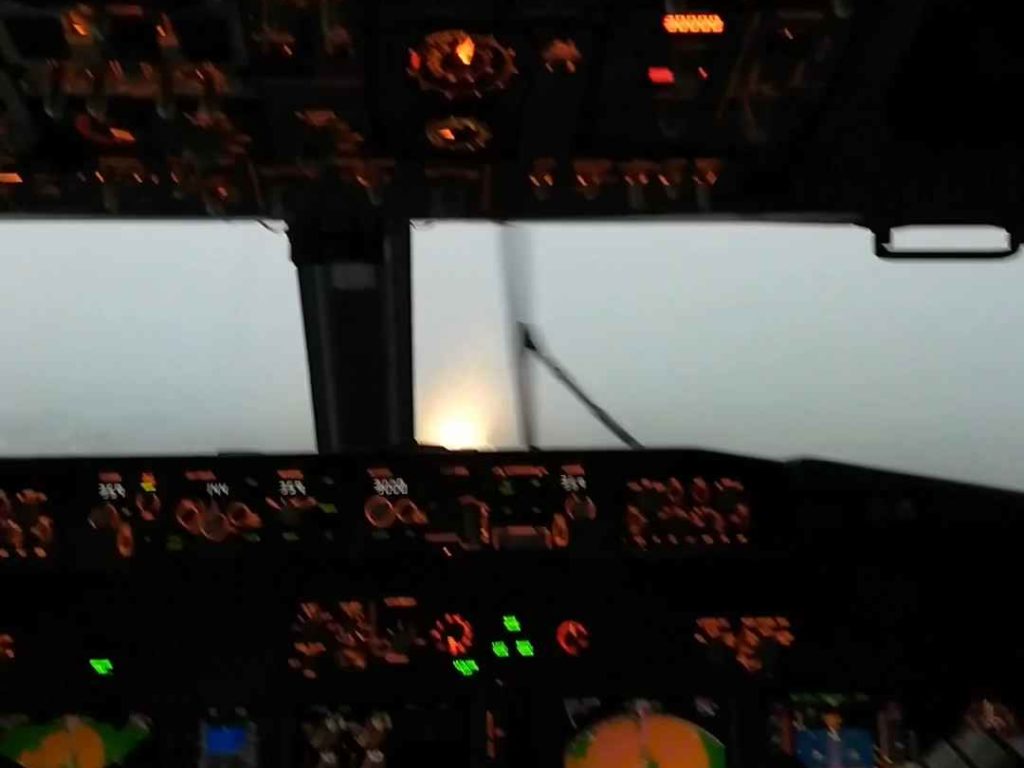 Un avion atterrit pendant une tempête, voici ce que voient les pilotes