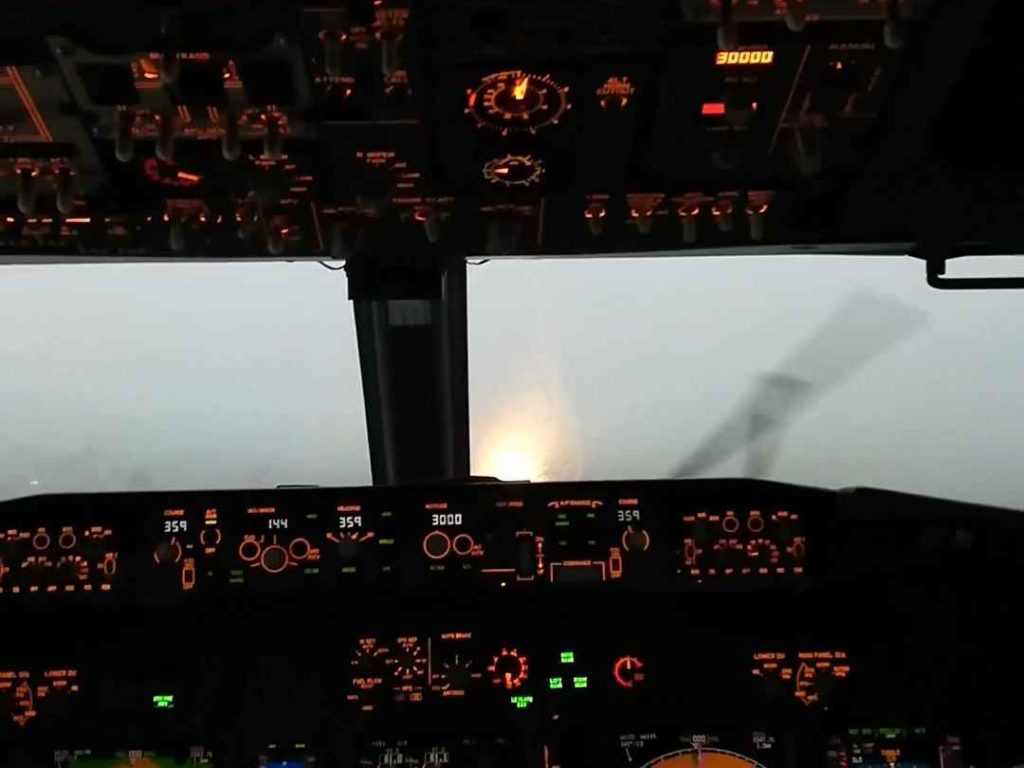 Un avion atterrit pendant une tempête, voici ce que voient les pilotes