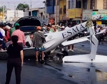 Un avion s'écrase dans une rue bondée : une quasi-tragédie