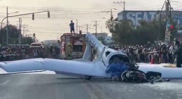 Un avion s'écrase dans une rue bondée : une quasi-tragédie