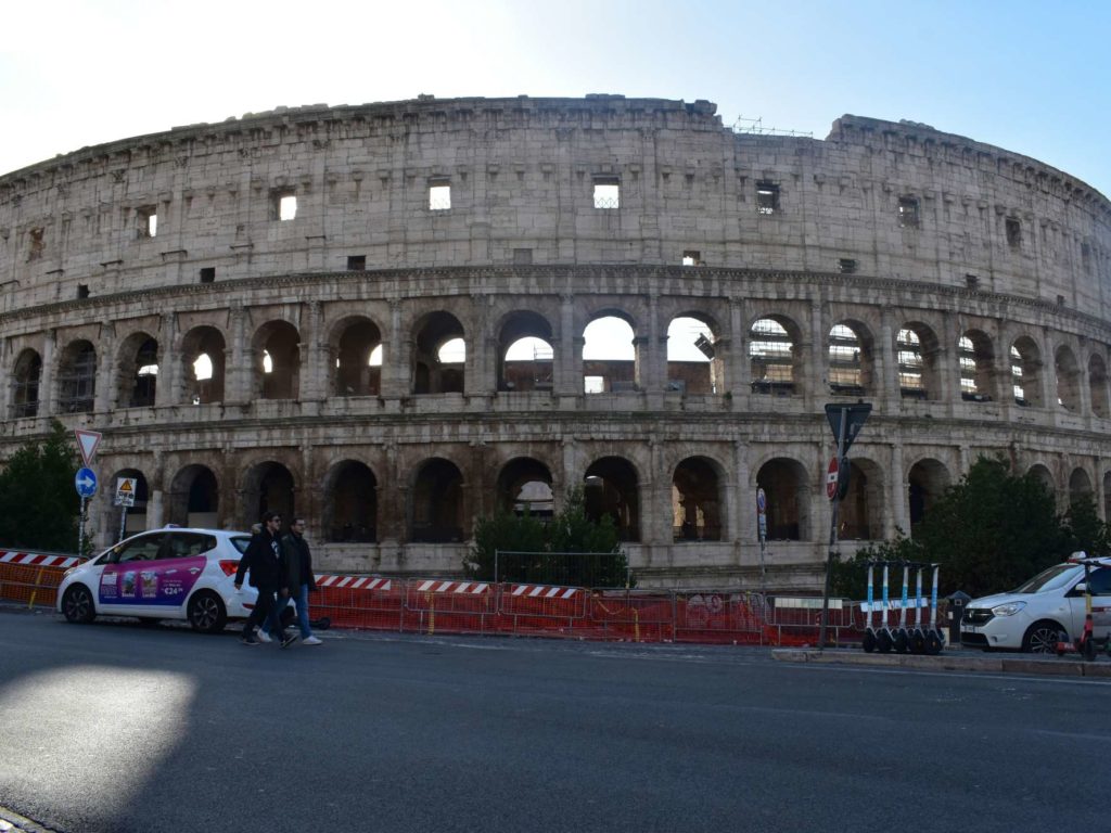 Airbnb sucht Gladiatoren, um Kämpfe im Kolosseum in Rom zu organisieren: Das ist umstritten