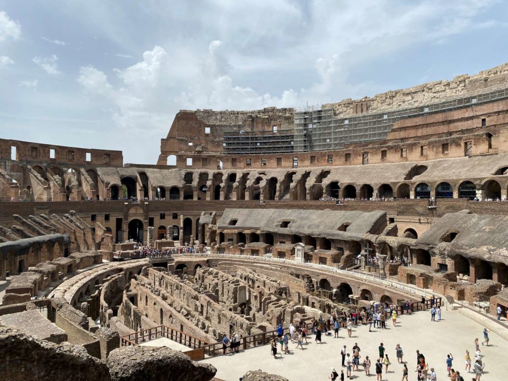 Airbnb sucht Gladiatoren, um Kämpfe im Kolosseum in Rom zu organisieren: Das ist umstritten