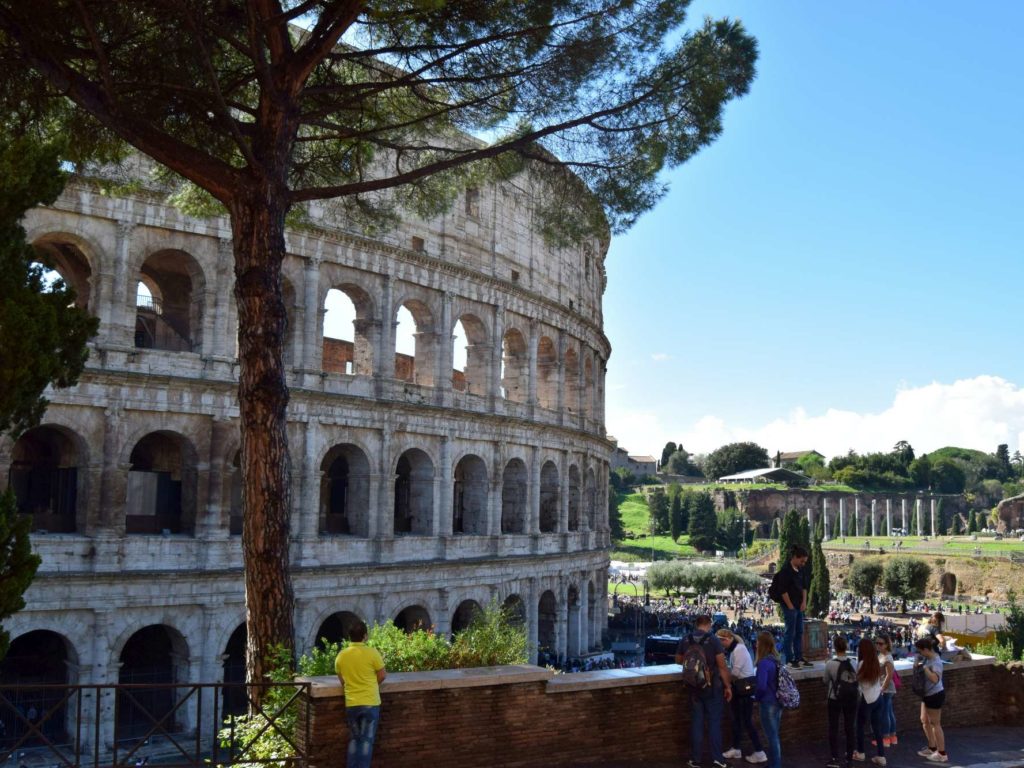 Airbnb sucht Gladiatoren, um Kämpfe im Kolosseum in Rom zu organisieren: Das ist umstritten