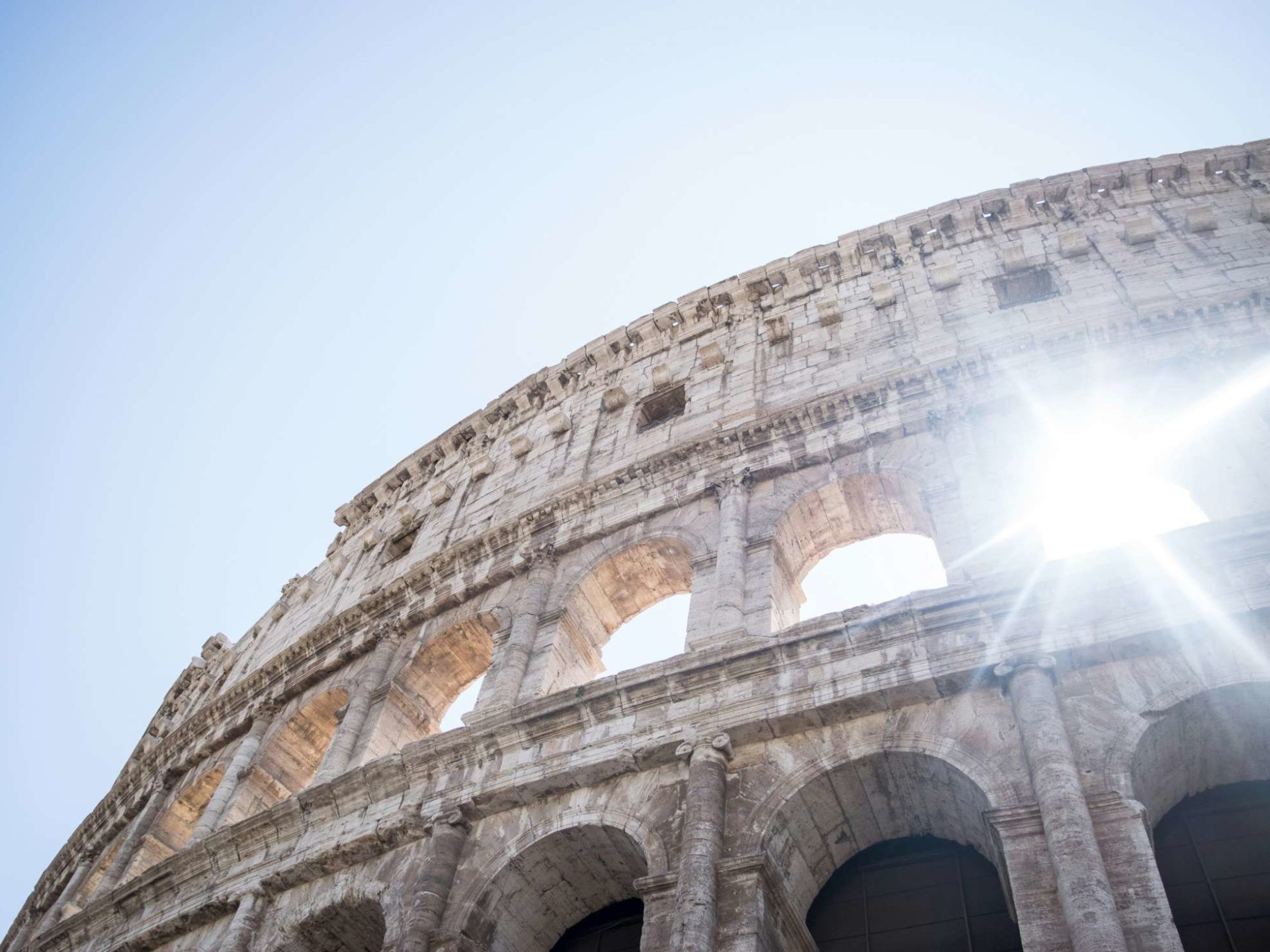 Airbnb sucht Gladiatoren, um Kämpfe im Kolosseum in Rom zu organisieren: Das ist umstritten