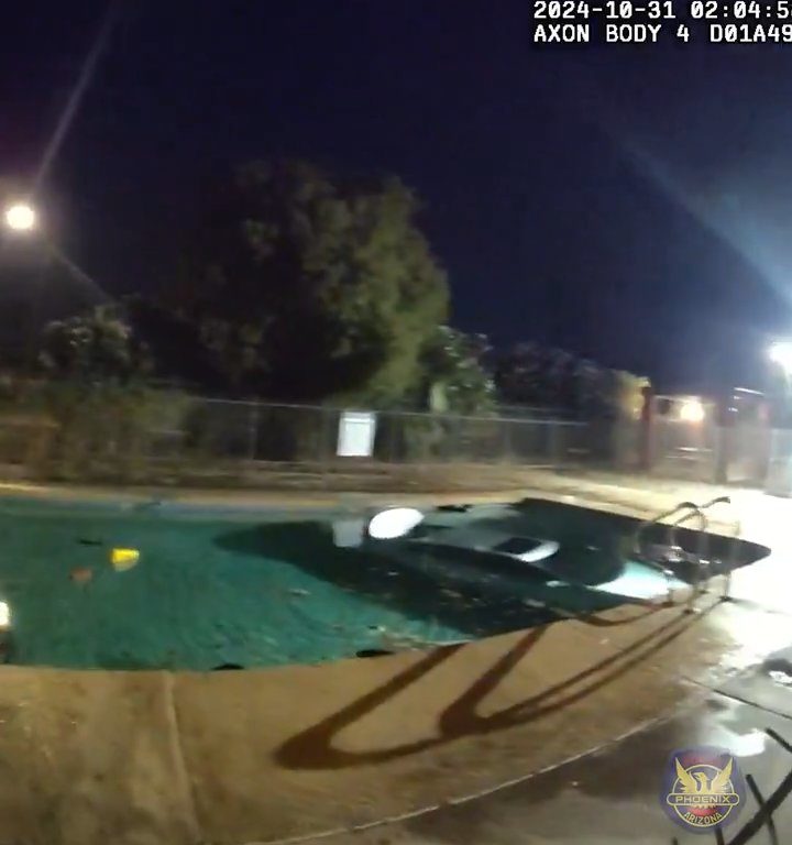 Auto prallt in Schwimmbad, dramatische Rettung durch die Polizei: Video