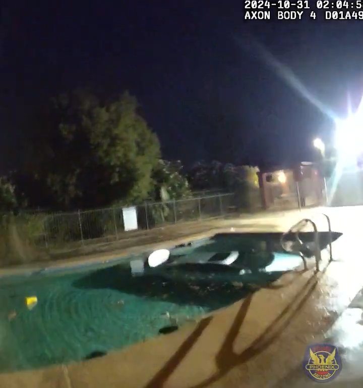 Auto prallt in Schwimmbad, dramatische Rettung durch die Polizei: Video