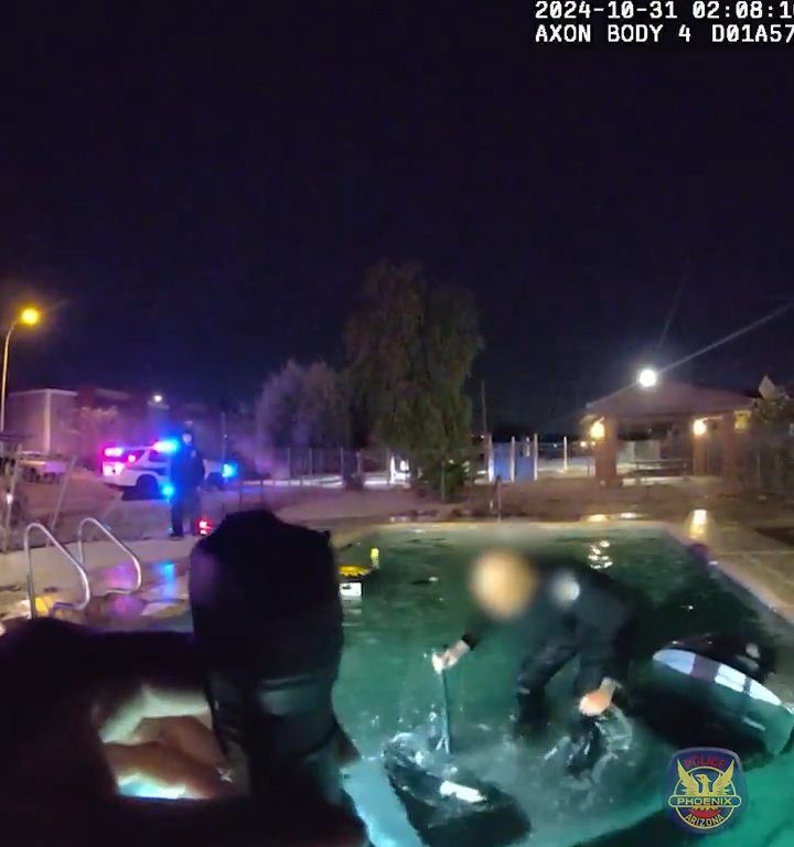 Auto prallt in Schwimmbad, dramatische Rettung durch die Polizei: Video