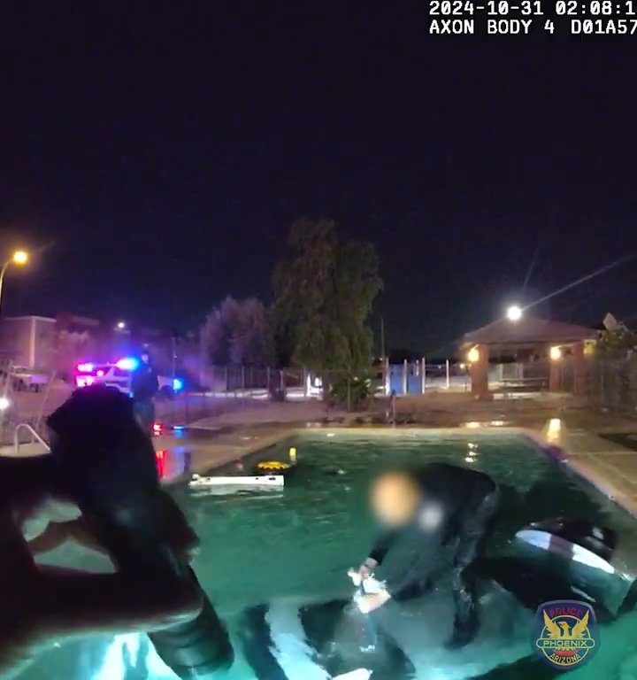 Auto prallt in Schwimmbad, dramatische Rettung durch die Polizei: Video