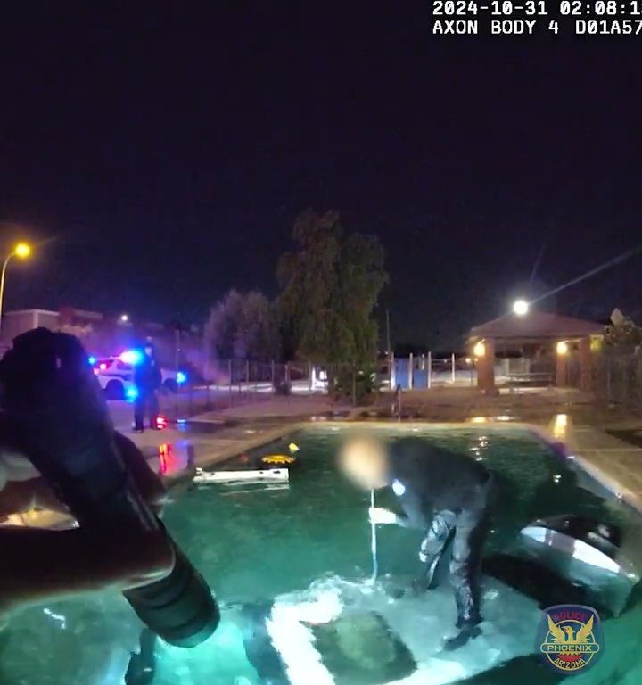 Auto prallt in Schwimmbad, dramatische Rettung durch die Polizei: Video