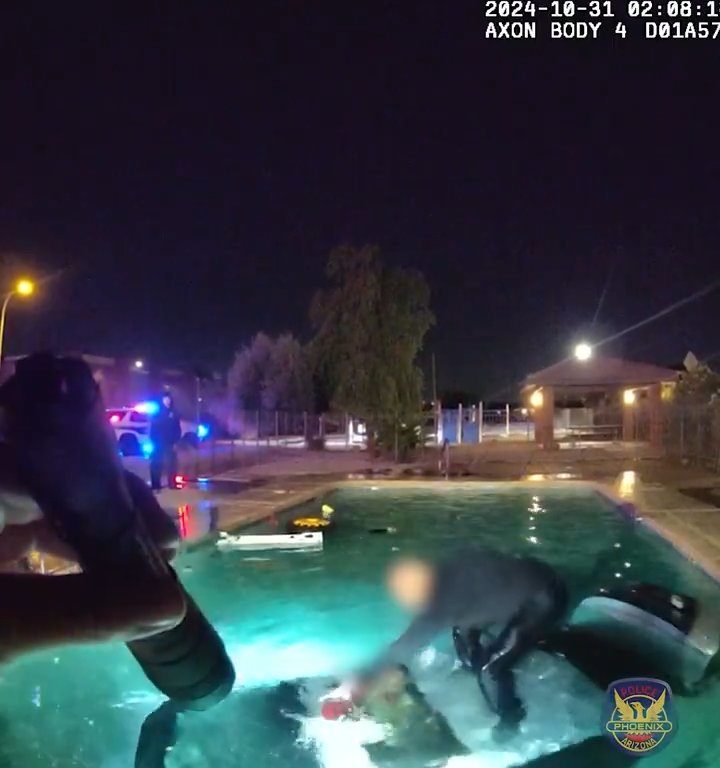 Auto prallt in Schwimmbad, dramatische Rettung durch die Polizei: Video