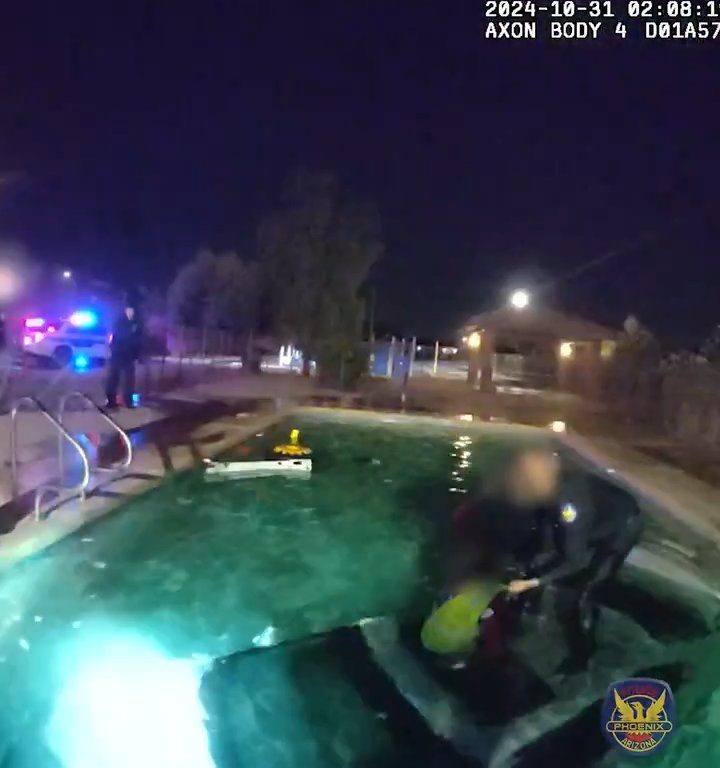 Auto prallt in Schwimmbad, dramatische Rettung durch die Polizei: Video