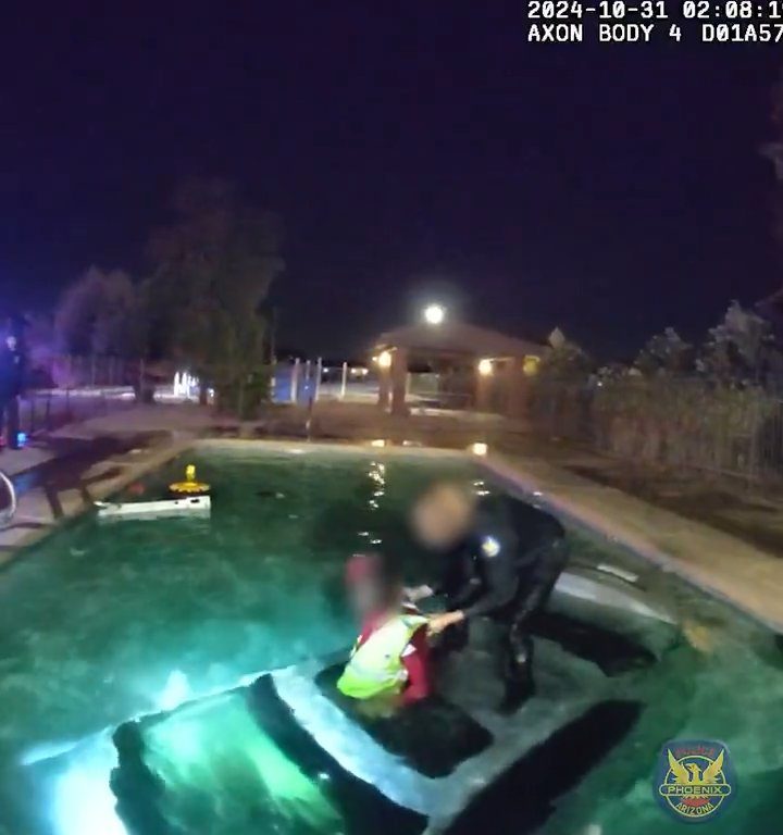 Auto prallt in Schwimmbad, dramatische Rettung durch die Polizei: Video