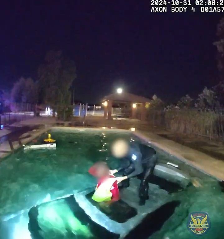 Auto prallt in Schwimmbad, dramatische Rettung durch die Polizei: Video