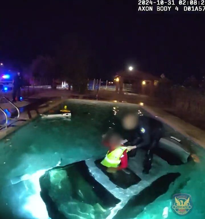 Auto prallt in Schwimmbad, dramatische Rettung durch die Polizei: Video