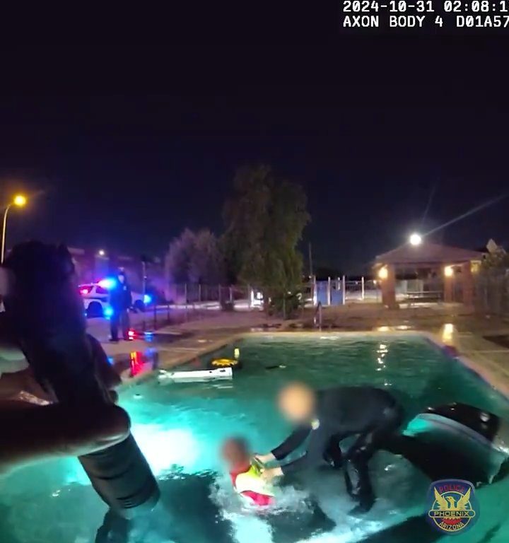 Auto prallt in Schwimmbad, dramatische Rettung durch die Polizei: Video