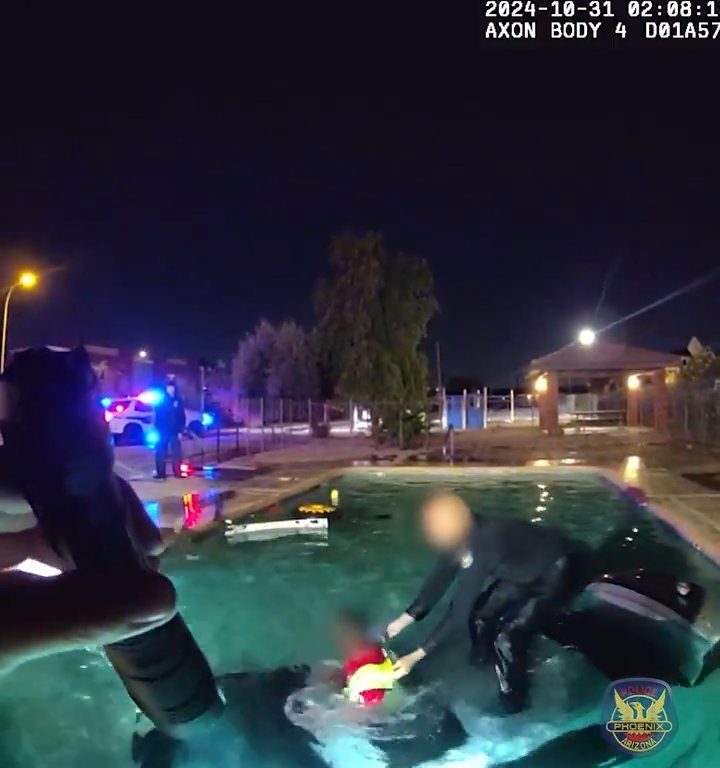 Auto prallt in Schwimmbad, dramatische Rettung durch die Polizei: Video