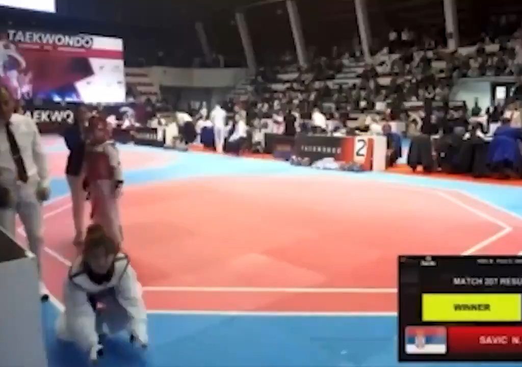 Bimba perde incontro taekwondo, padre allenatore la prende a schiaffi: video shock virale