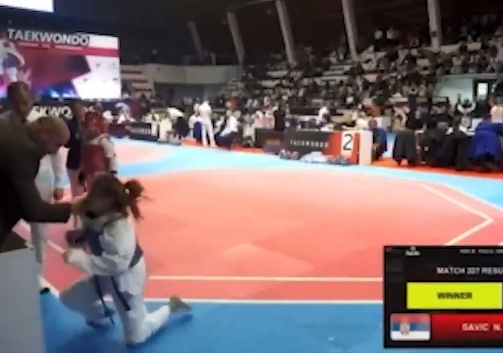 Bimba perde incontro taekwondo, padre allenatore la prende a schiaffi: video shock virale