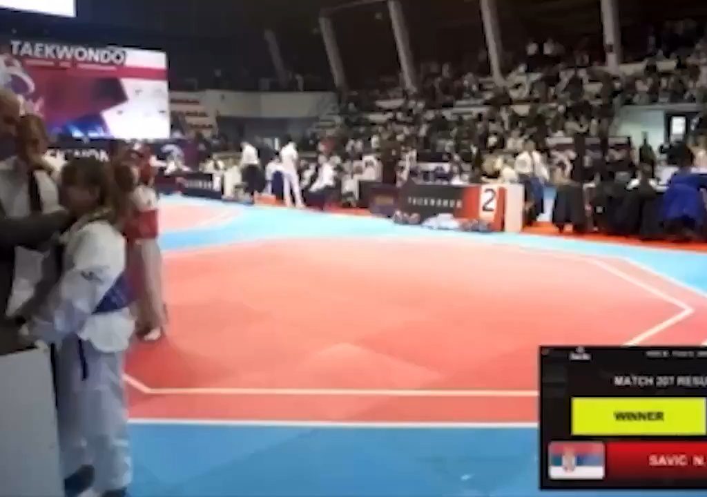 Bimba perde incontro taekwondo, padre allenatore la prende a schiaffi: video shock virale