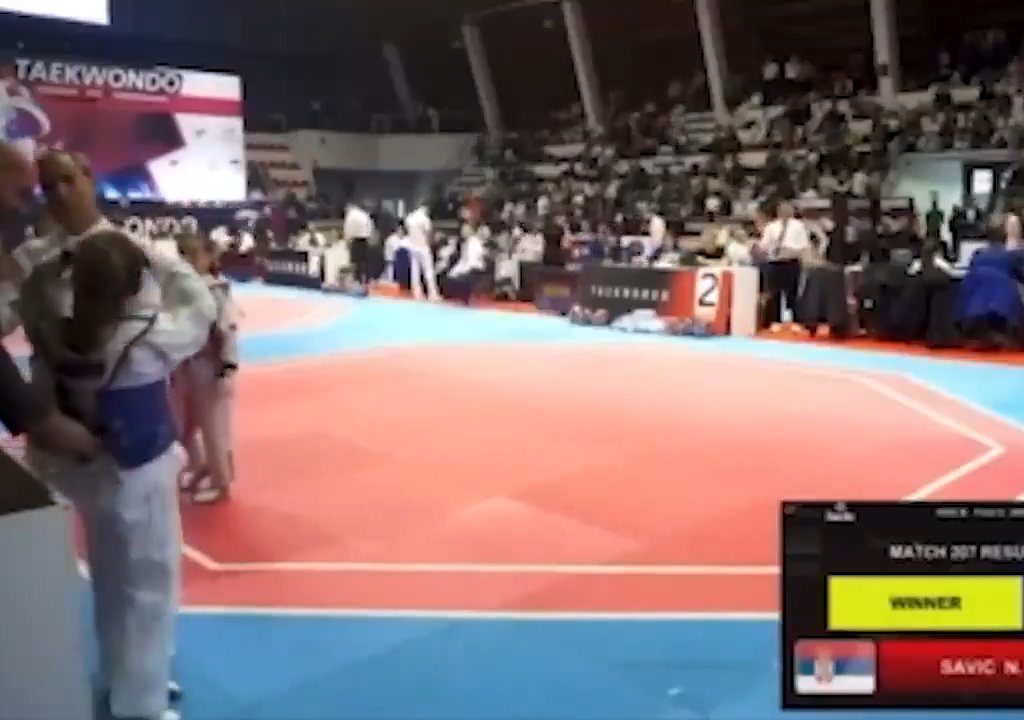 Bimba perde incontro taekwondo, padre allenatore la prende a schiaffi: video shock virale