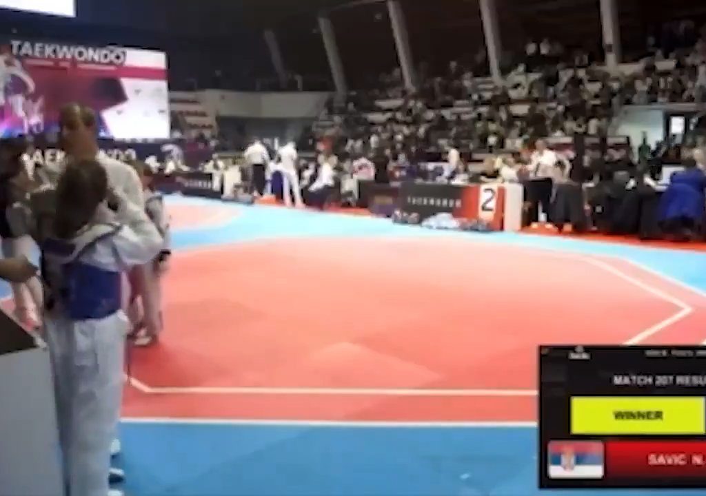 Bimba perde incontro taekwondo, padre allenatore la prende a schiaffi: video shock virale