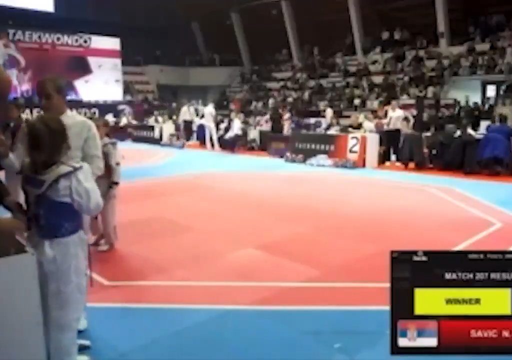 Bimba perde incontro taekwondo, padre allenatore la prende a schiaffi: video shock virale