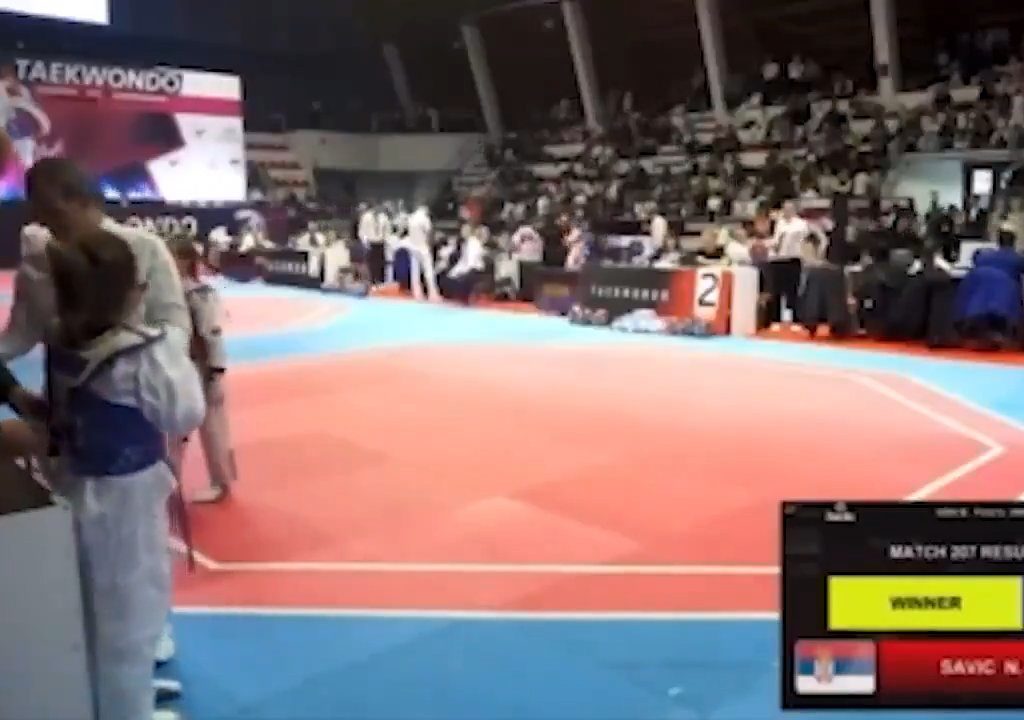 Bimba perde incontro taekwondo, padre allenatore la prende a schiaffi: video shock virale