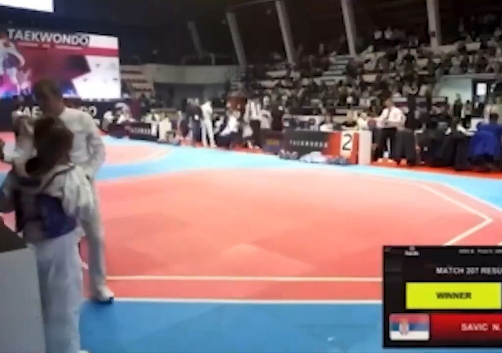 Bimba perde incontro taekwondo, padre allenatore la prende a schiaffi: video shock virale