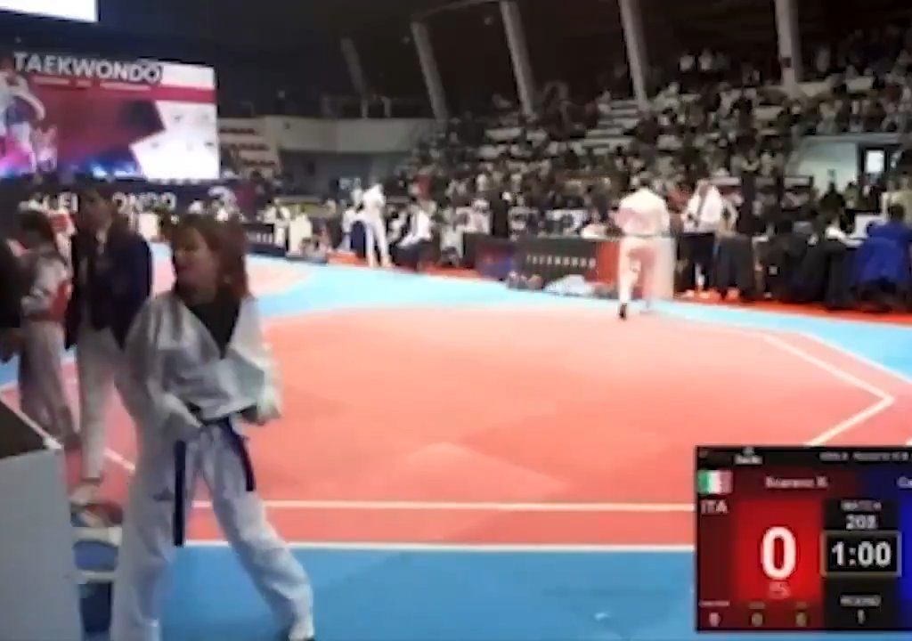 Bimba perde incontro taekwondo, padre allenatore la prende a schiaffi: video shock virale