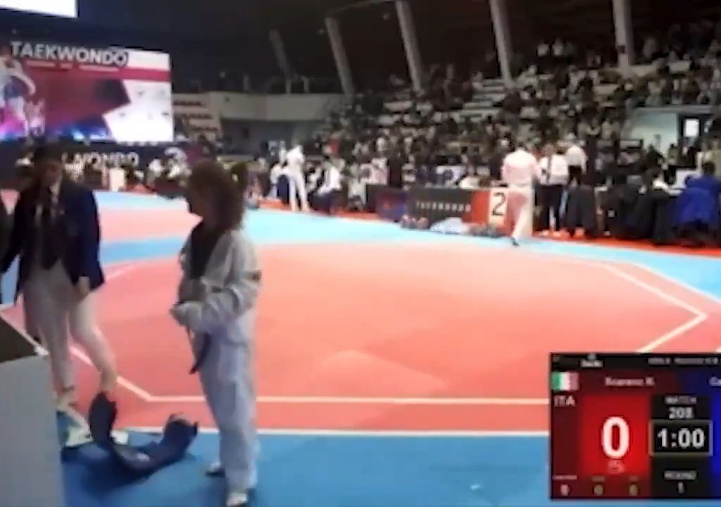 Bimba perde incontro taekwondo, padre allenatore la prende a schiaffi: video shock virale