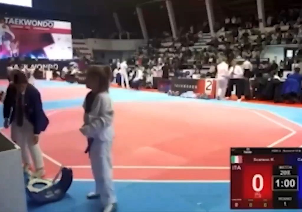 Bimba perde incontro taekwondo, padre allenatore la prende a schiaffi: video shock virale