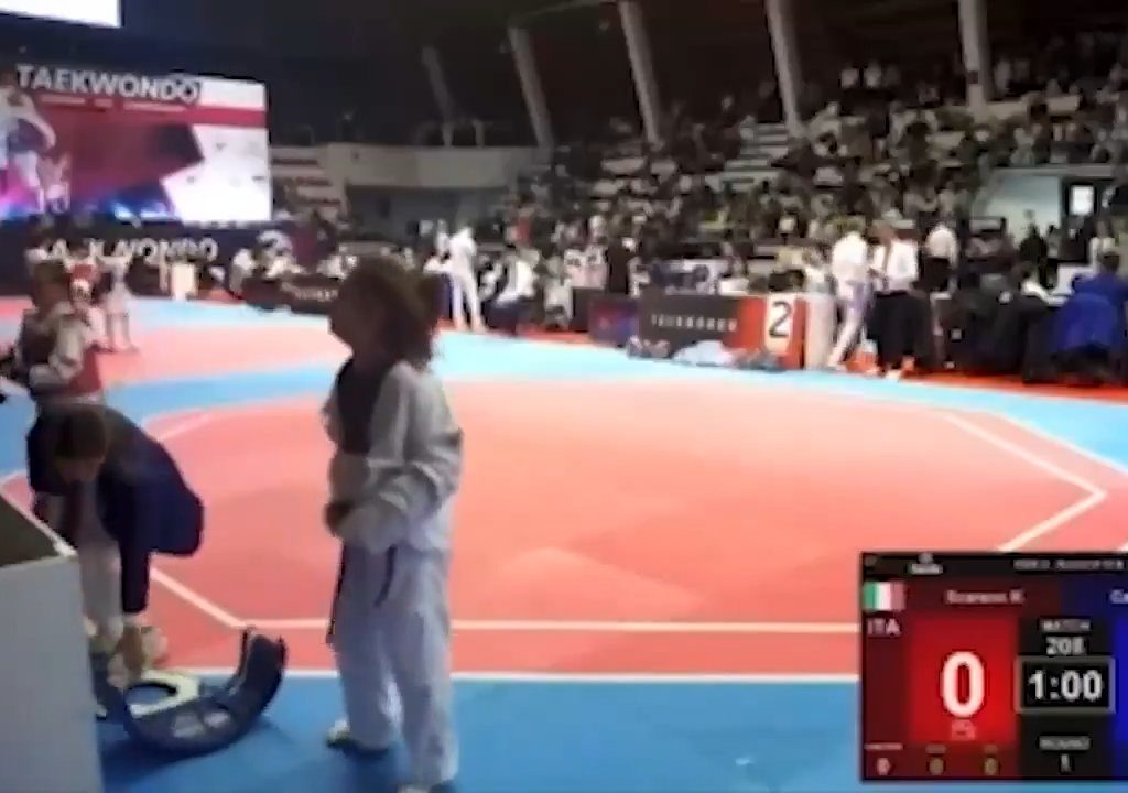 Bimba perde incontro taekwondo, padre allenatore la prende a schiaffi: video shock virale