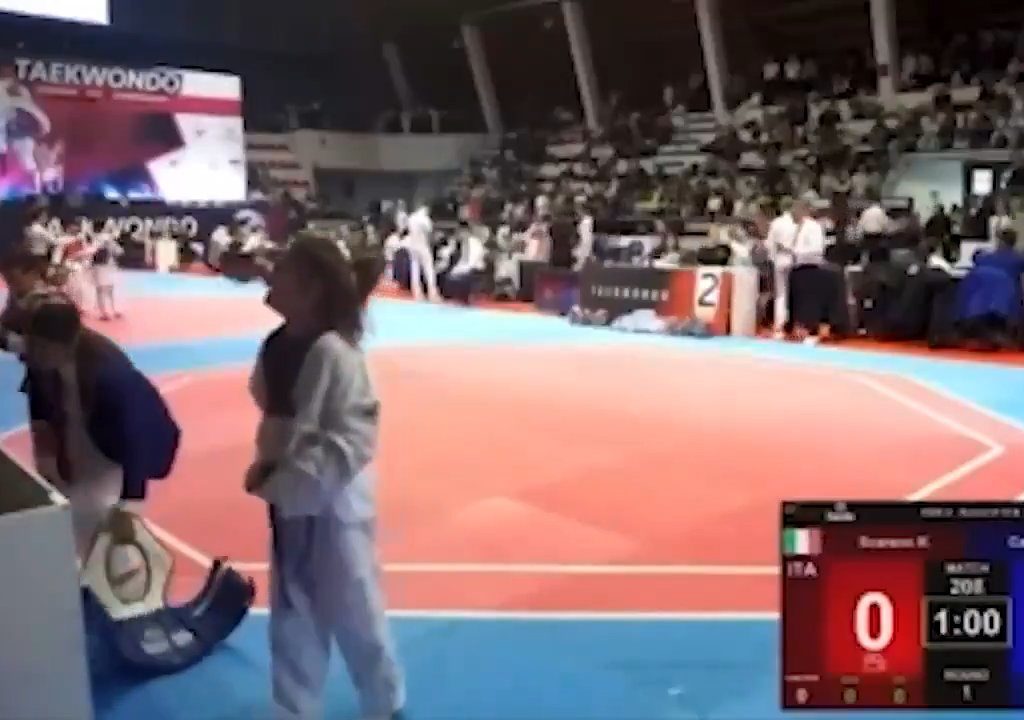 Bimba perde incontro taekwondo, padre allenatore la prende a schiaffi: video shock virale