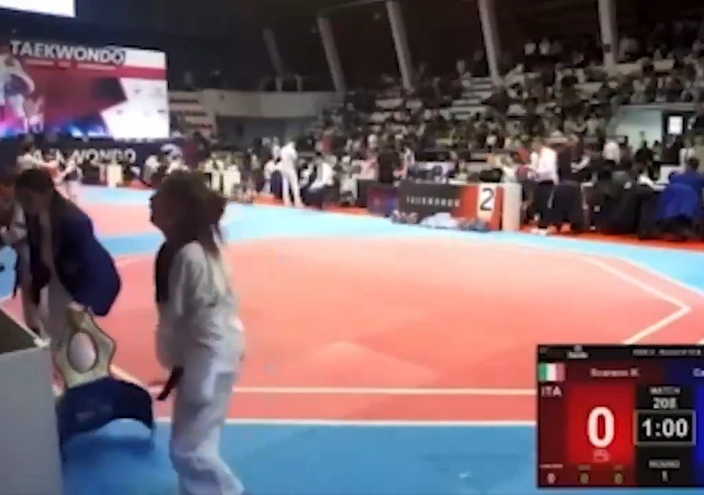 Bimba perde incontro taekwondo, padre allenatore la prende a schiaffi: video shock virale