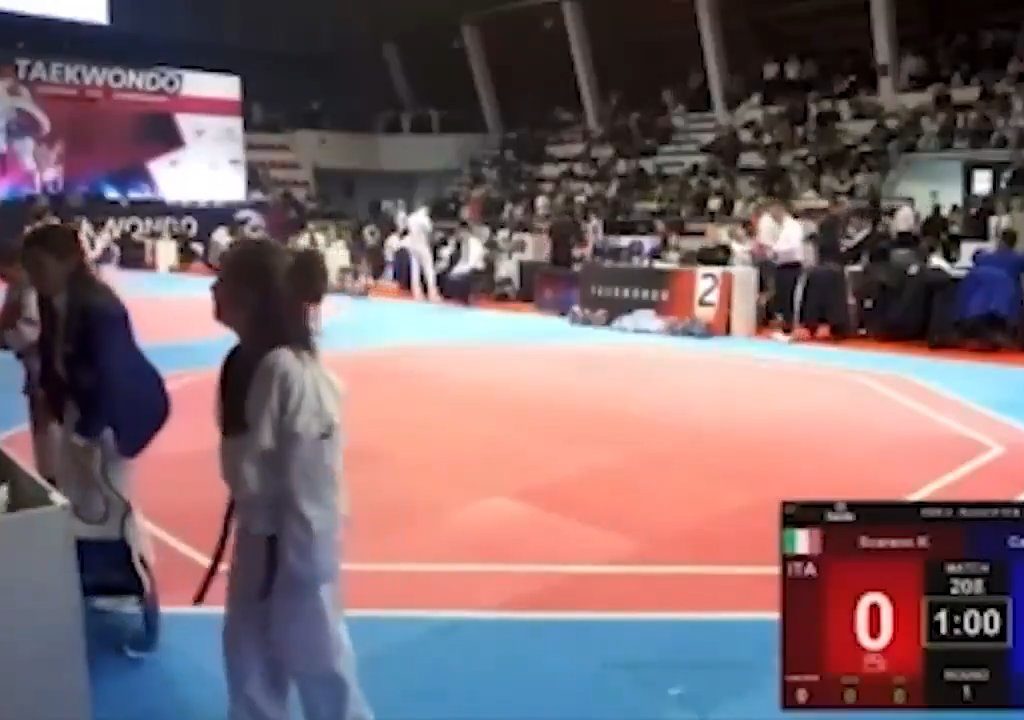 Bimba perde incontro taekwondo, padre allenatore la prende a schiaffi: video shock virale