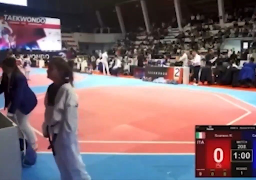 Bimba perde incontro taekwondo, padre allenatore la prende a schiaffi: video shock virale