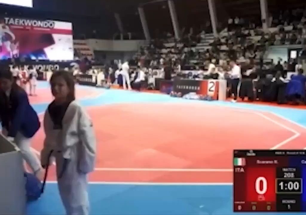 Bimba perde incontro taekwondo, padre allenatore la prende a schiaffi: video shock virale