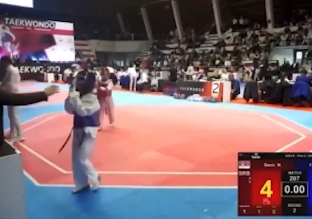 Bimba perde incontro taekwondo, padre allenatore la prende a schiaffi: video shock virale