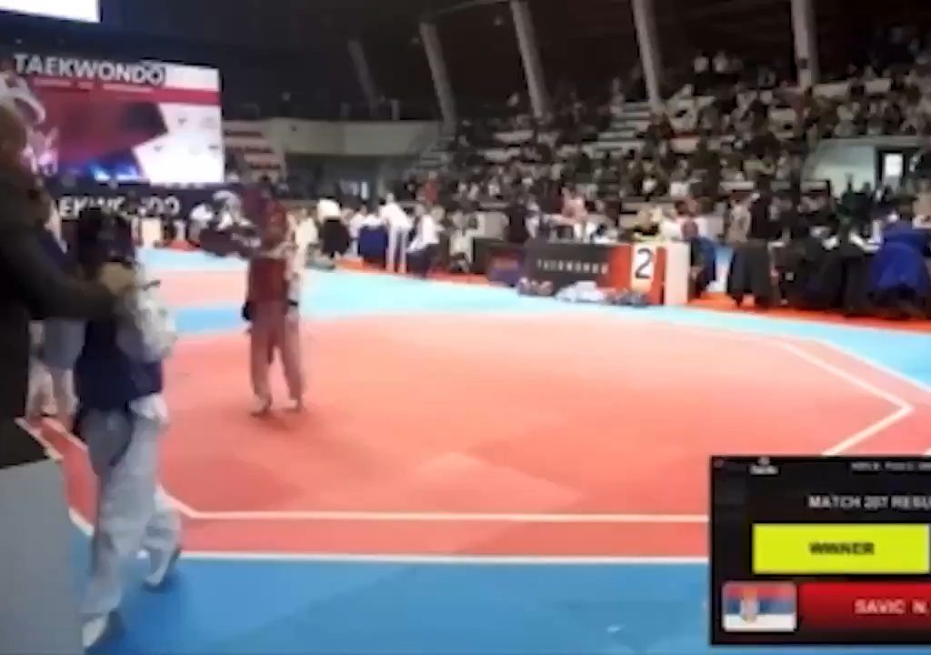 Bimba perde incontro taekwondo, padre allenatore la prende a schiaffi: video shock virale