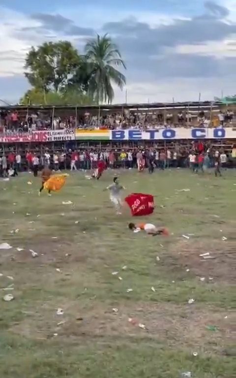 Trágica corrida de toros, hombre intenta saltar sobre el toro y muere corneado impactante video