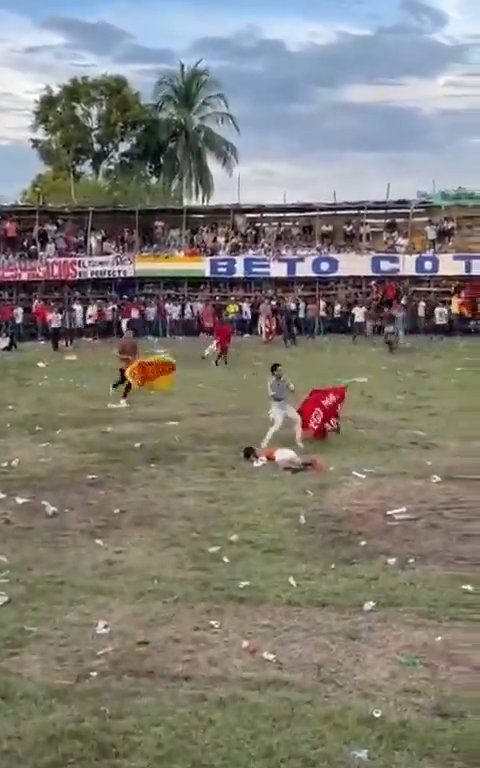 Trágica corrida de toros, hombre intenta saltar sobre el toro y muere corneado impactante video