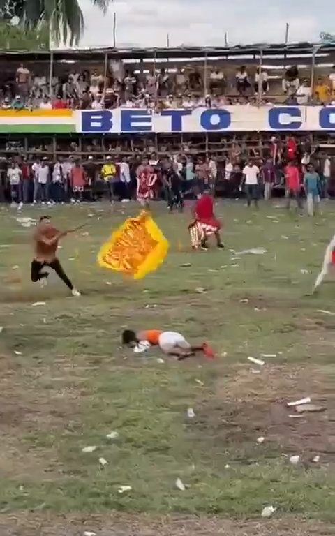 Trágica corrida de toros, hombre intenta saltar sobre el toro y muere corneado impactante video