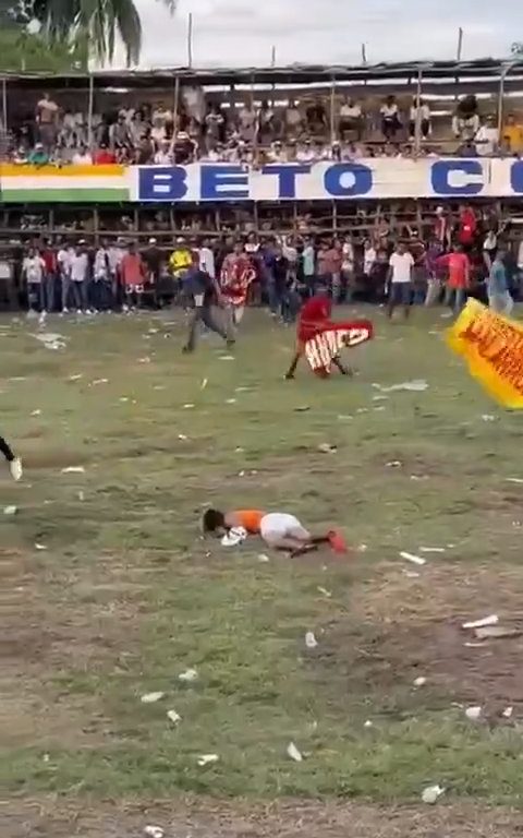 Trágica corrida de toros, hombre intenta saltar sobre el toro y muere corneado impactante video