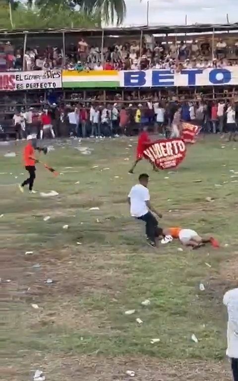 Trágica corrida de toros, hombre intenta saltar sobre el toro y muere corneado impactante video