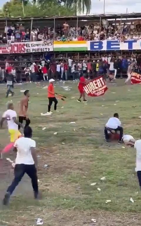 Trágica corrida de toros, hombre intenta saltar sobre el toro y muere corneado impactante video