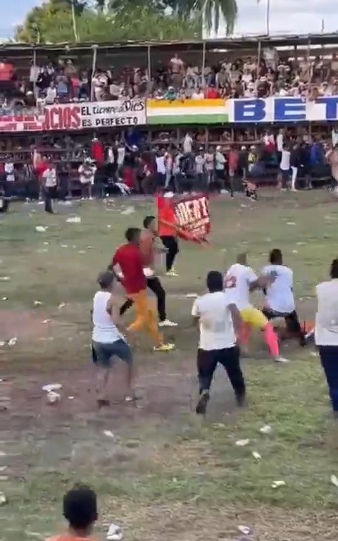 Trágica corrida de toros, hombre intenta saltar sobre el toro y muere corneado impactante video