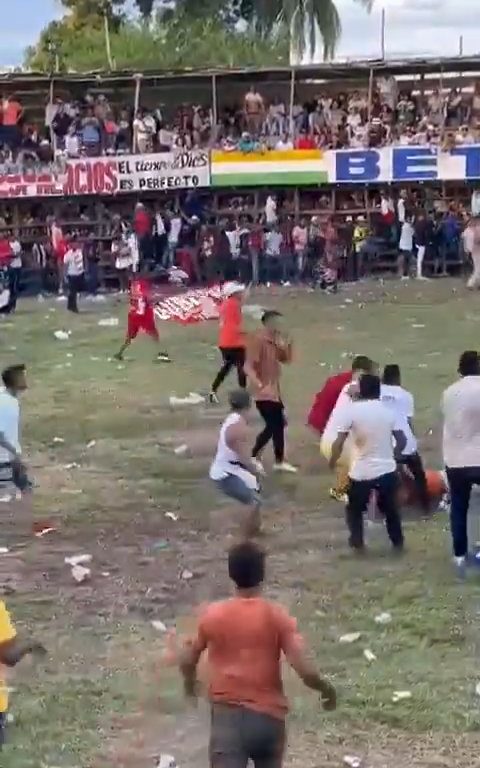 Trágica corrida de toros, hombre intenta saltar sobre el toro y muere corneado impactante video